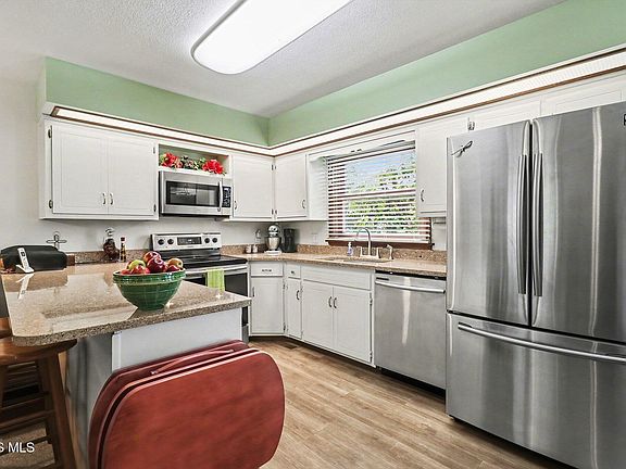 5th image of 909 Monterey Ct