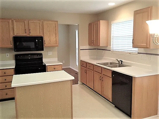 4 bed, 2.5 bath, 1947 sqft, $2,505 — Photo 2