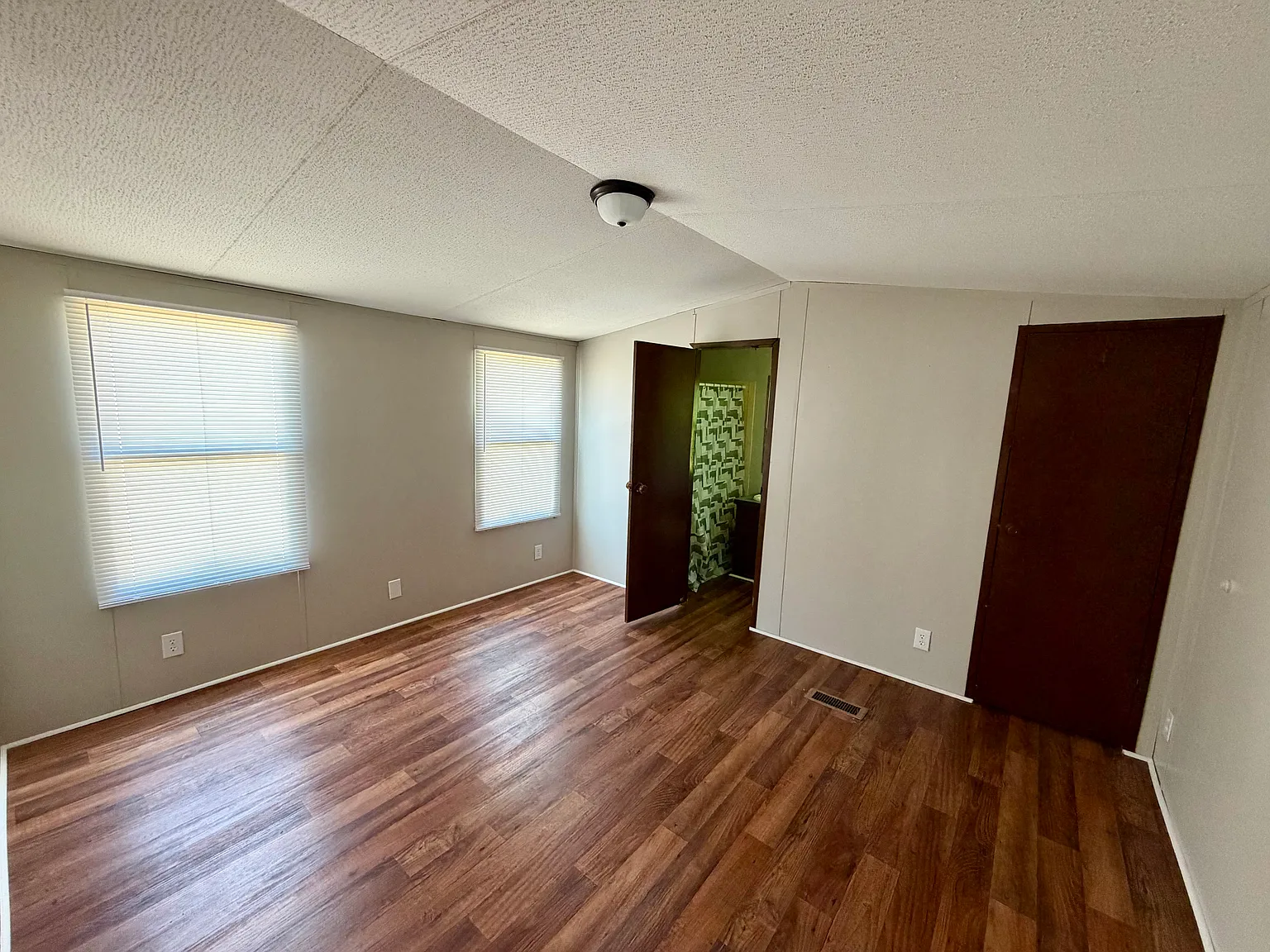 3 bed, $1,095 — Photo 4