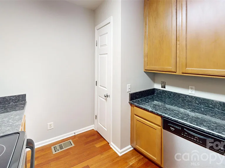 537 Donatello Ave — Photo 6
