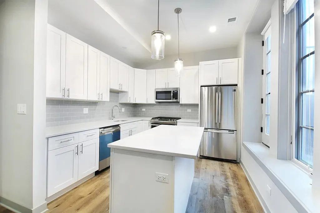 Building Photo - 2900 W Logan Blvd #101