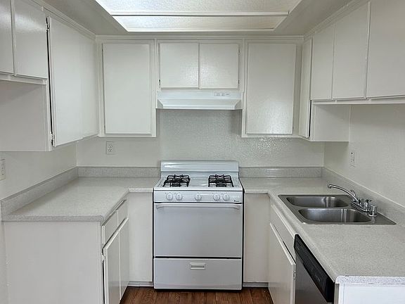 4th image of 13800 Chadron Ave #4