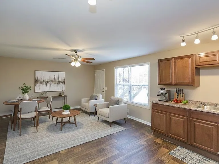 Maple Creek Apartments — Photo 10