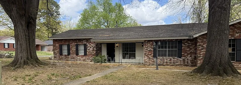 3 bed, 2.0 bath, 1347 sqft, $1,250 — Photo 3