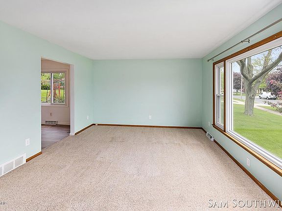 4th image of 2553 Powers Ave NW