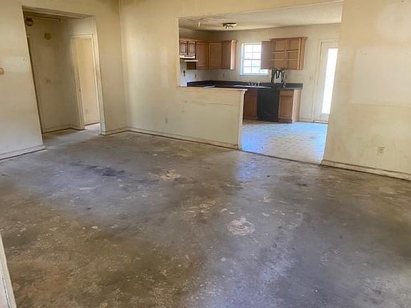 2nd image of 82 Oakwood Dr