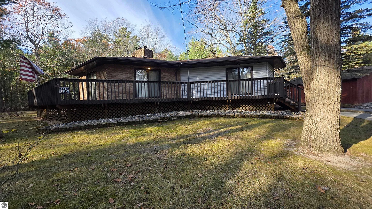 971 Wintergreen St photo 1