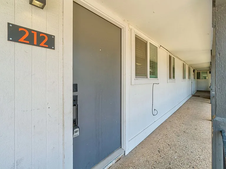 CrestHaus Apartments — Photo 3