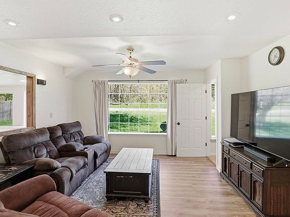 4th image of 4422 Railroad Ave