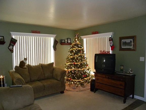 4th image of 944 N Park St