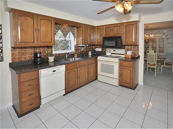 2nd image of 3800 Killian Ct