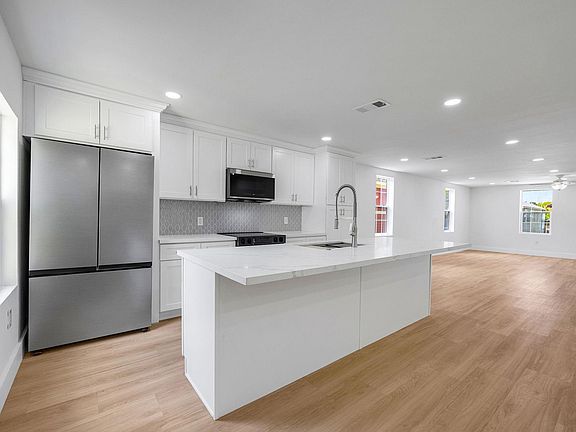 4th image of 3619 Avenue S