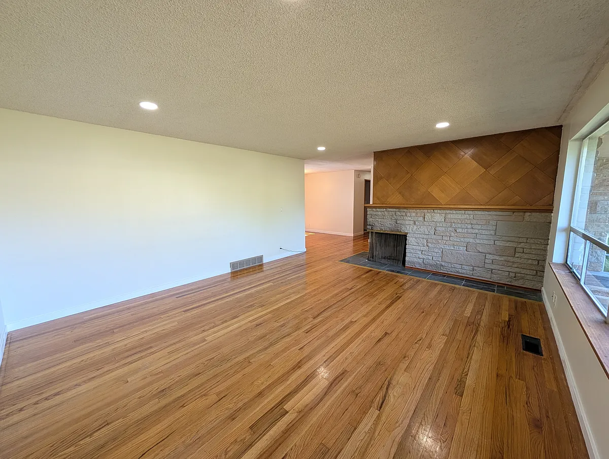 Building Photo - 16003 5th Ave NE #A