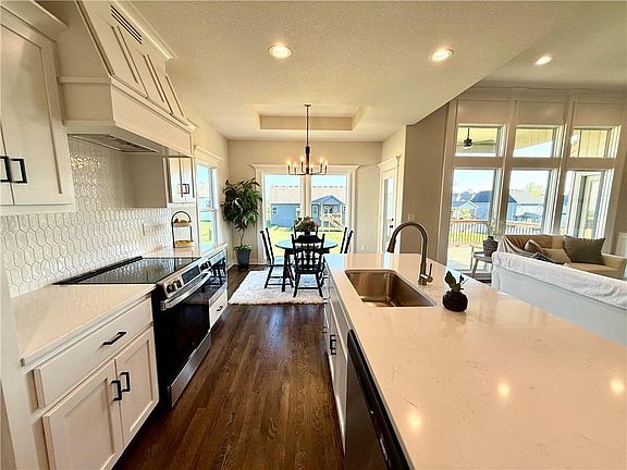 5th image of 1015 Poplar Ln