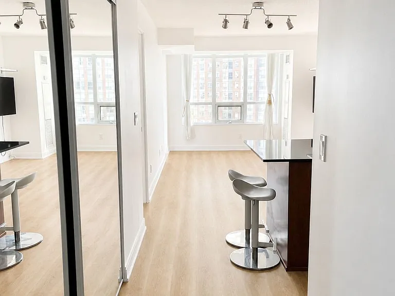 330 Burnhamthorpe Rd S #708 — Photo 5