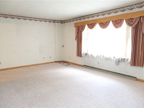 5th image of 243 Meadowlane Dr