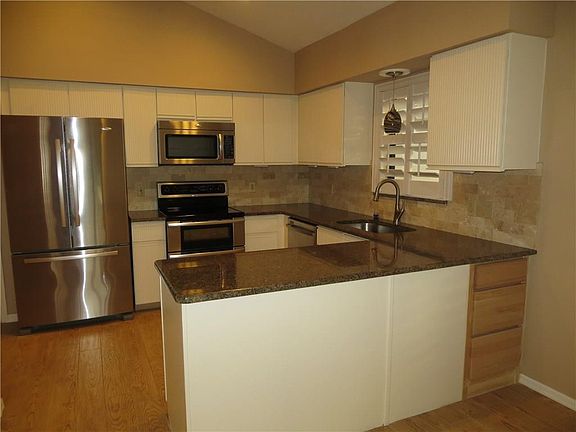 4th image of 2903 SW Mariposa Cir