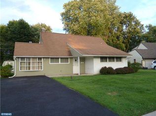 8 Hollow Rd, Levittown, PA 19056