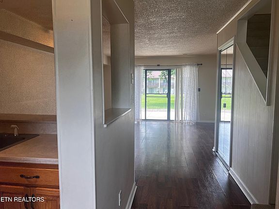 3rd image of 9 Wilshire Heights Dr