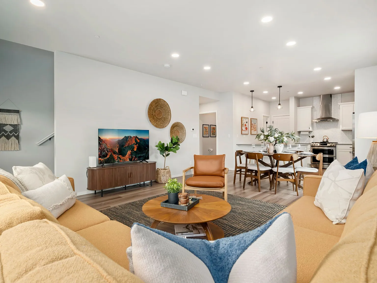 3 bed, 2.5 bath, 1716 sqft, $3,495 — Photo 4