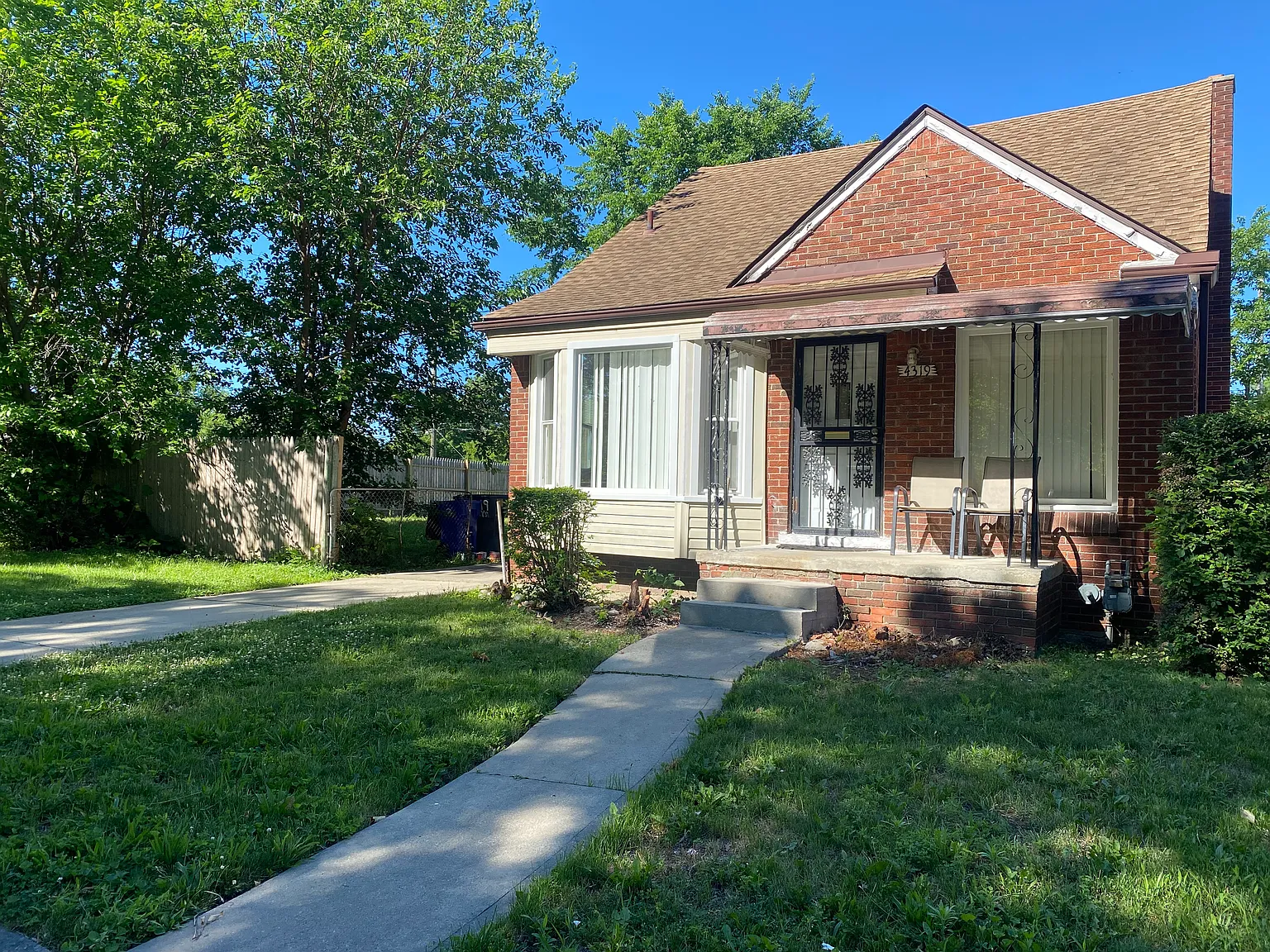 3 bed, 1200 sqft, $1,300 — Photo 2