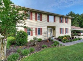 228 Dogwood Acres Rd, Hampton, TN 37658