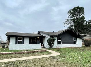 612 Country Dr, Hope, AR 71801