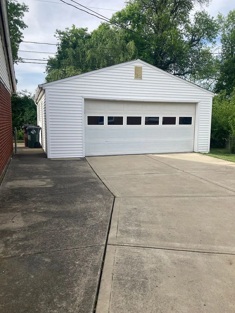 Must See! Large 3 Bedroom, 2 Bath Ranch Home in Englewood w/Large Detached Garage — Photo 2