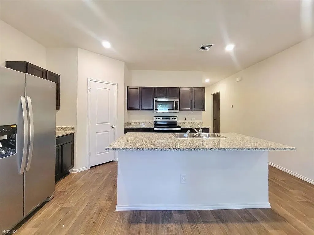 3 bed, 2.0 bath, 1575 sqft, $2,120 — Photo 3