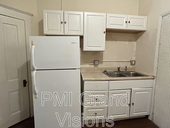 3rd image of 601 1/2 Monroe Ave Unit 10