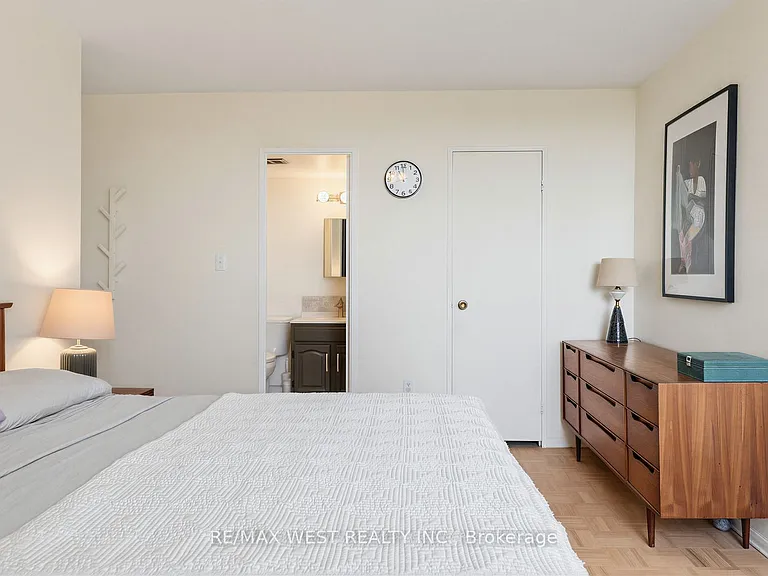 60 Pavane Linkway #805 — Photo 16