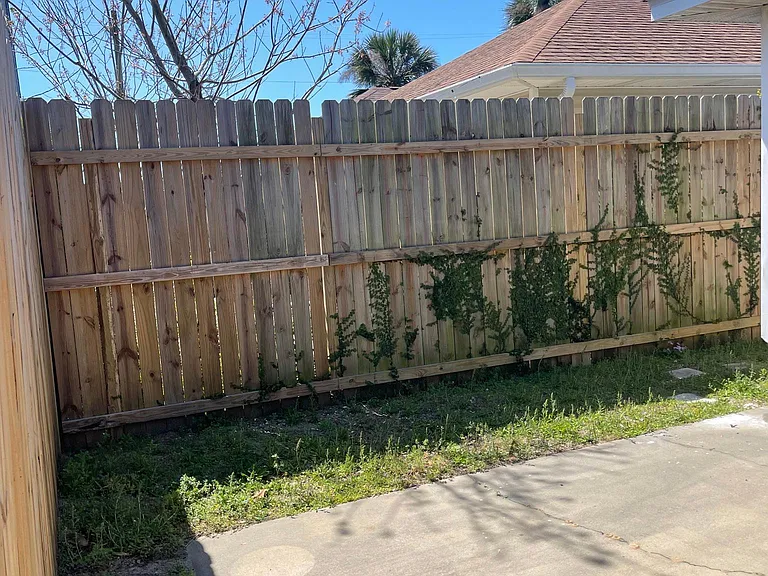 904 N Davis Hwy — Photo 19