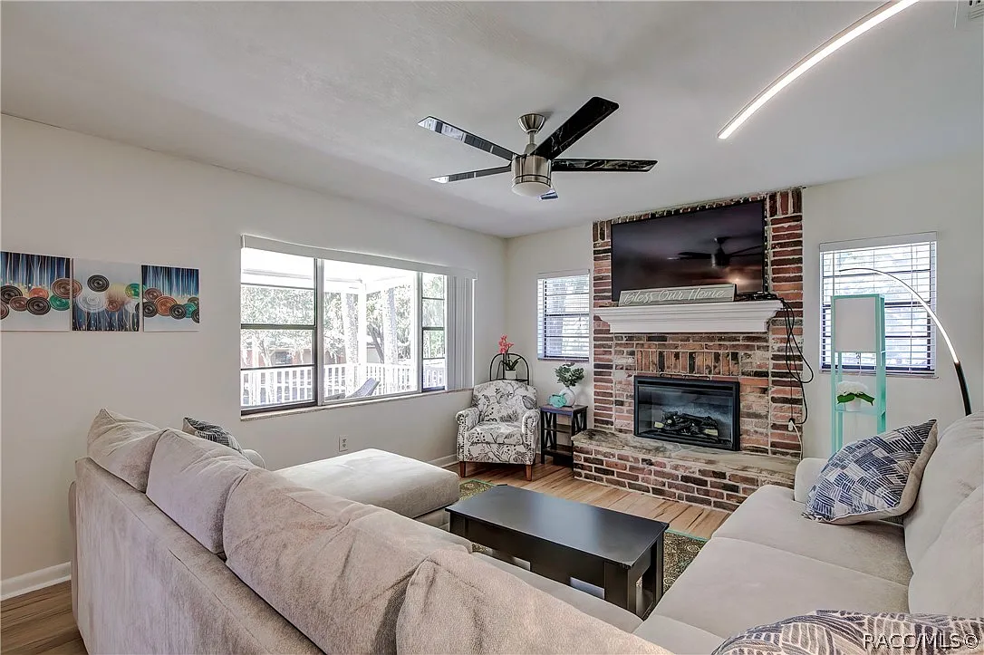 4 bed, 1996 sqft, $2,500 — Photo 2