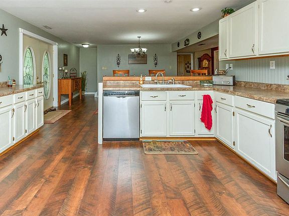 5th image of 104 Chestnut St