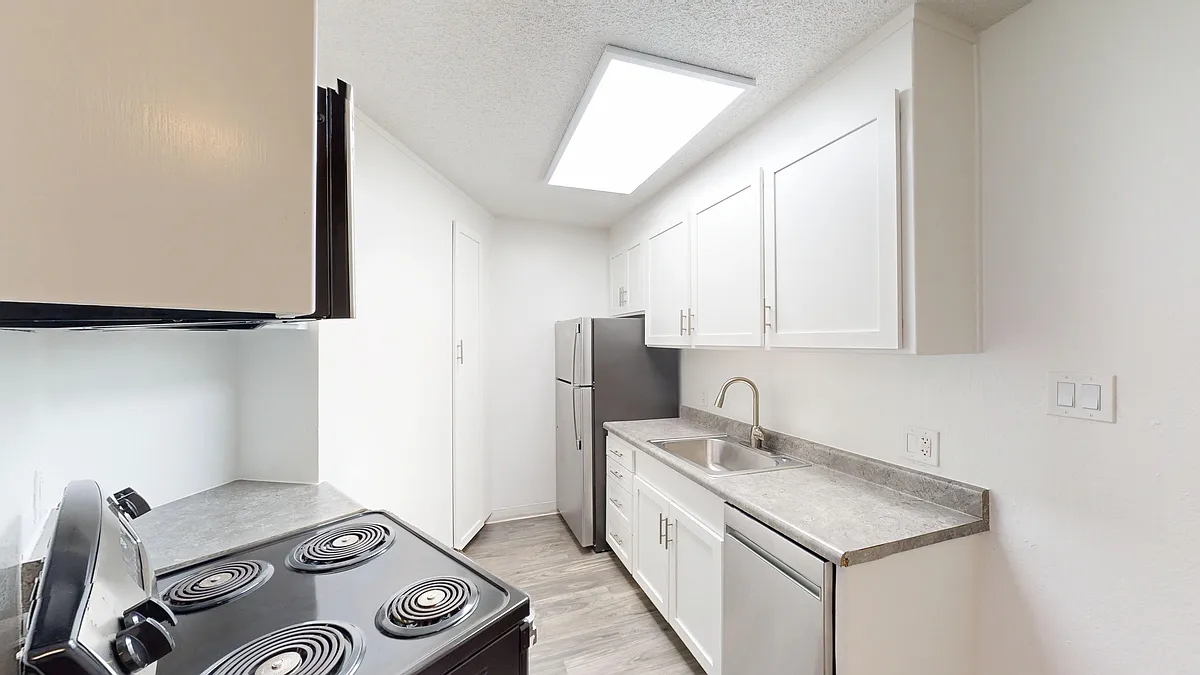 Building Photo - 1821 Lincoln Ave #216