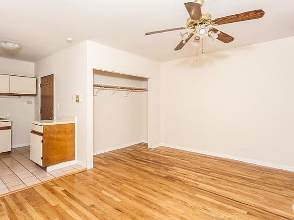 3rd image of 815 W Cornelia Ave #317