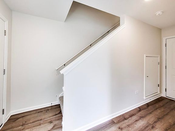 4th image of 331 Summit Cir