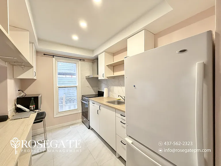 114 Centre St N #B — Photo 3