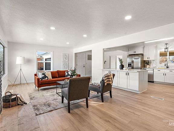 3rd image of 505 W Linden St