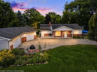701 Artdale Dr, White Lake, MI 48383