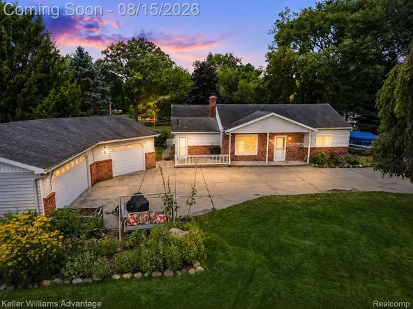 701 Artdale Dr, White Lake, MI 48383