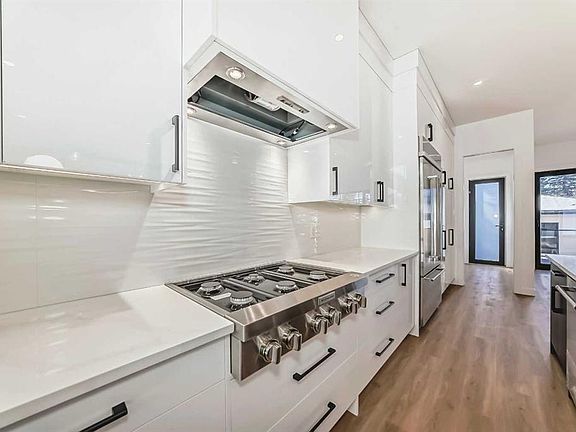 4th image of 2107 N Victoria Cres NW