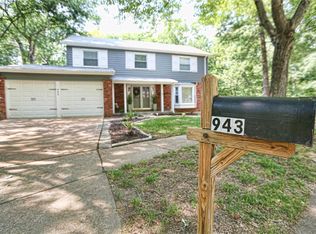 943 Century Oaks Dr, Ballwin, MO 63021