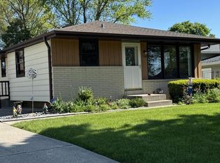 2116 Crown Point Dr, Racine, WI 53402