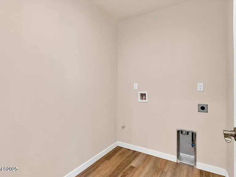 916 Garden Ct — Photo 18
