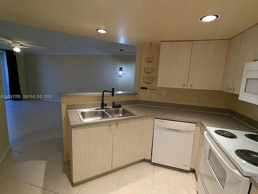 Flagler Pointe Condo — Photo 3