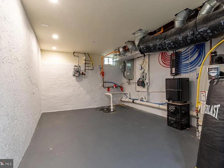 235 W Jefferson St — Photo 27