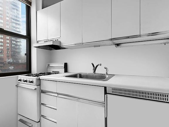 3rd image of 345 E 77th St APT 6G
