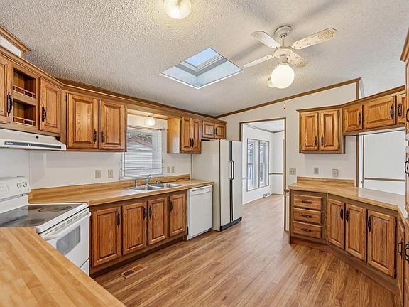 3rd image of 424 Oak Lodge Road