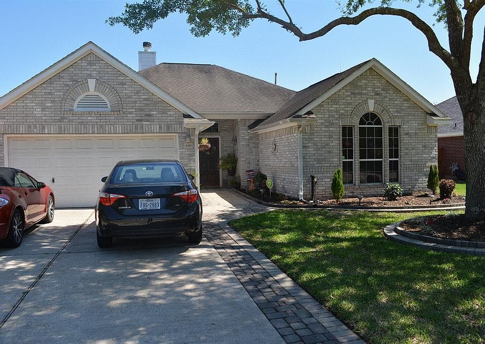 2nd image of 810 Courtside Dr W